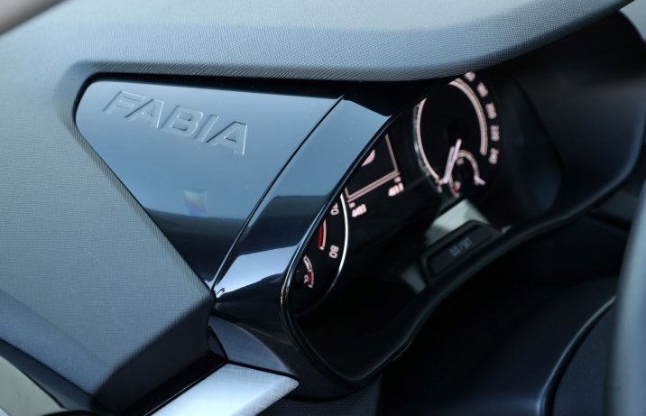 Skoda Fabia – napis Fabia przy daszku zegarów