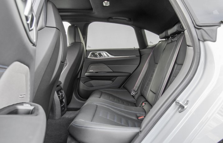 BMW M440i xDrive Gran Coupe kanapa tylne siedzenia