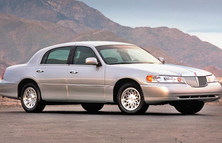 Lincoln Town Car – bok i przód