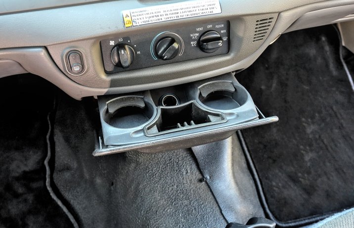 Ford Crown Victoria II– uchwyty na napoje