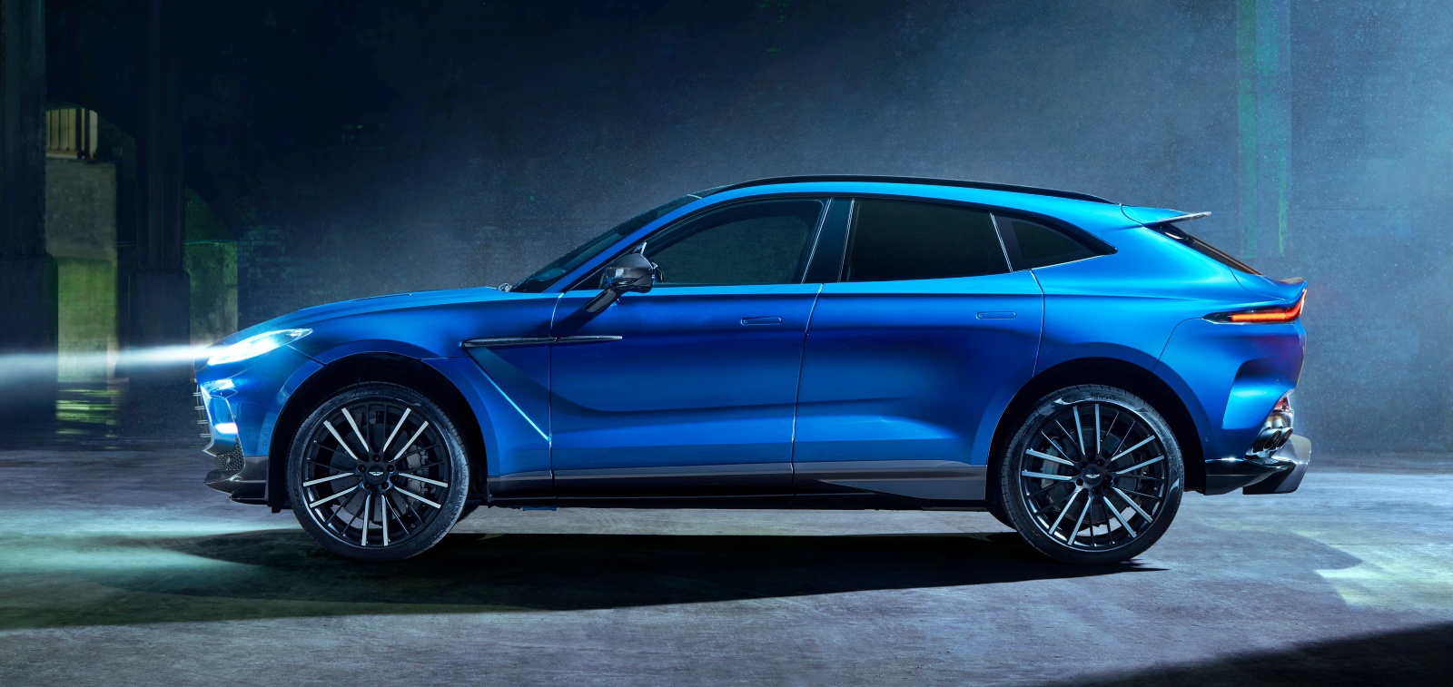 AstonMartinDBX707_bok