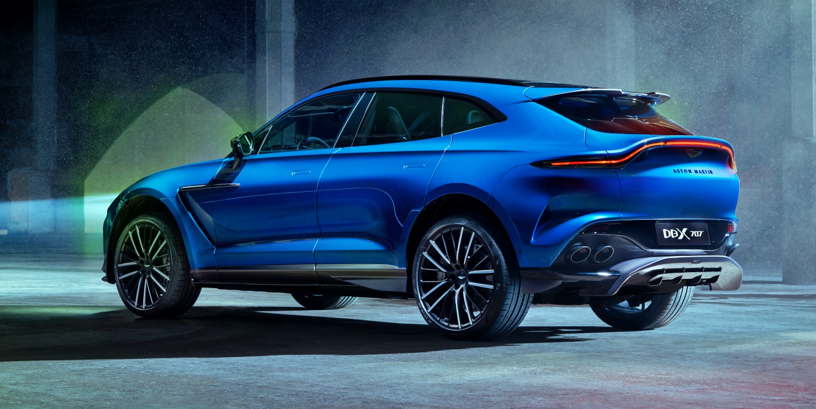 AstonMartinDBX707_tyl