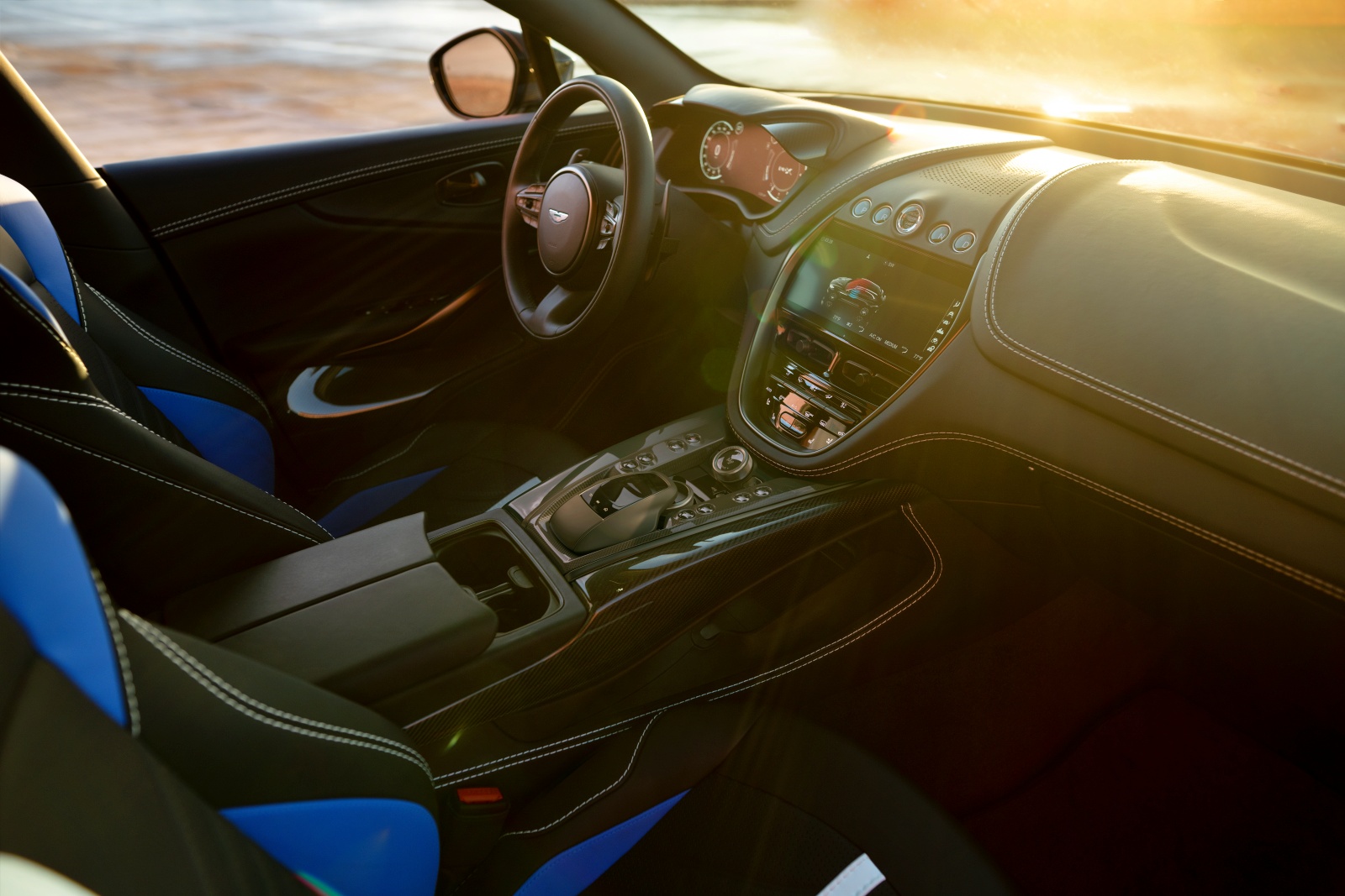 AstonMartinDBX707_deska