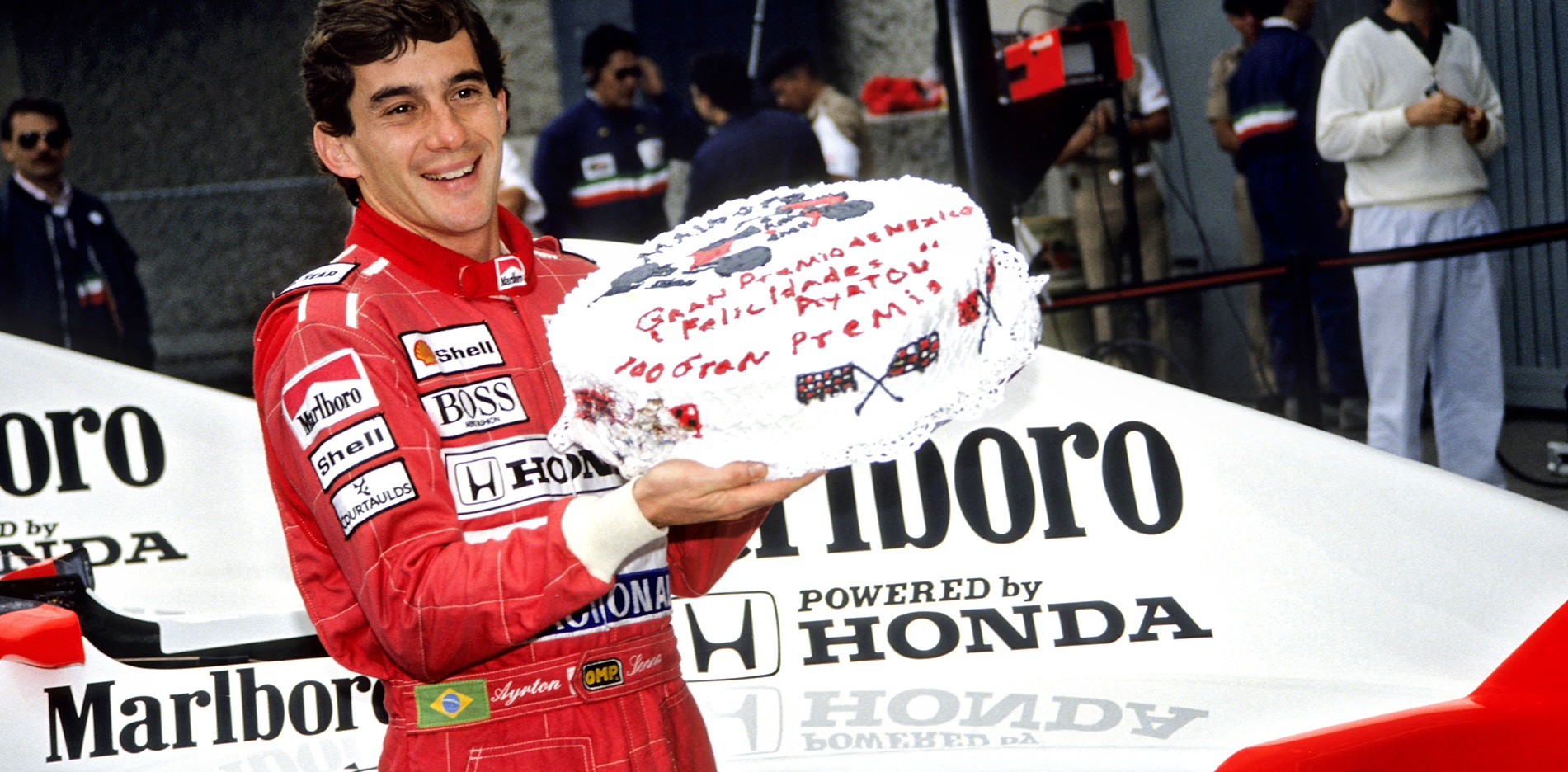 Ayrton Senna na tle McLarena Honda