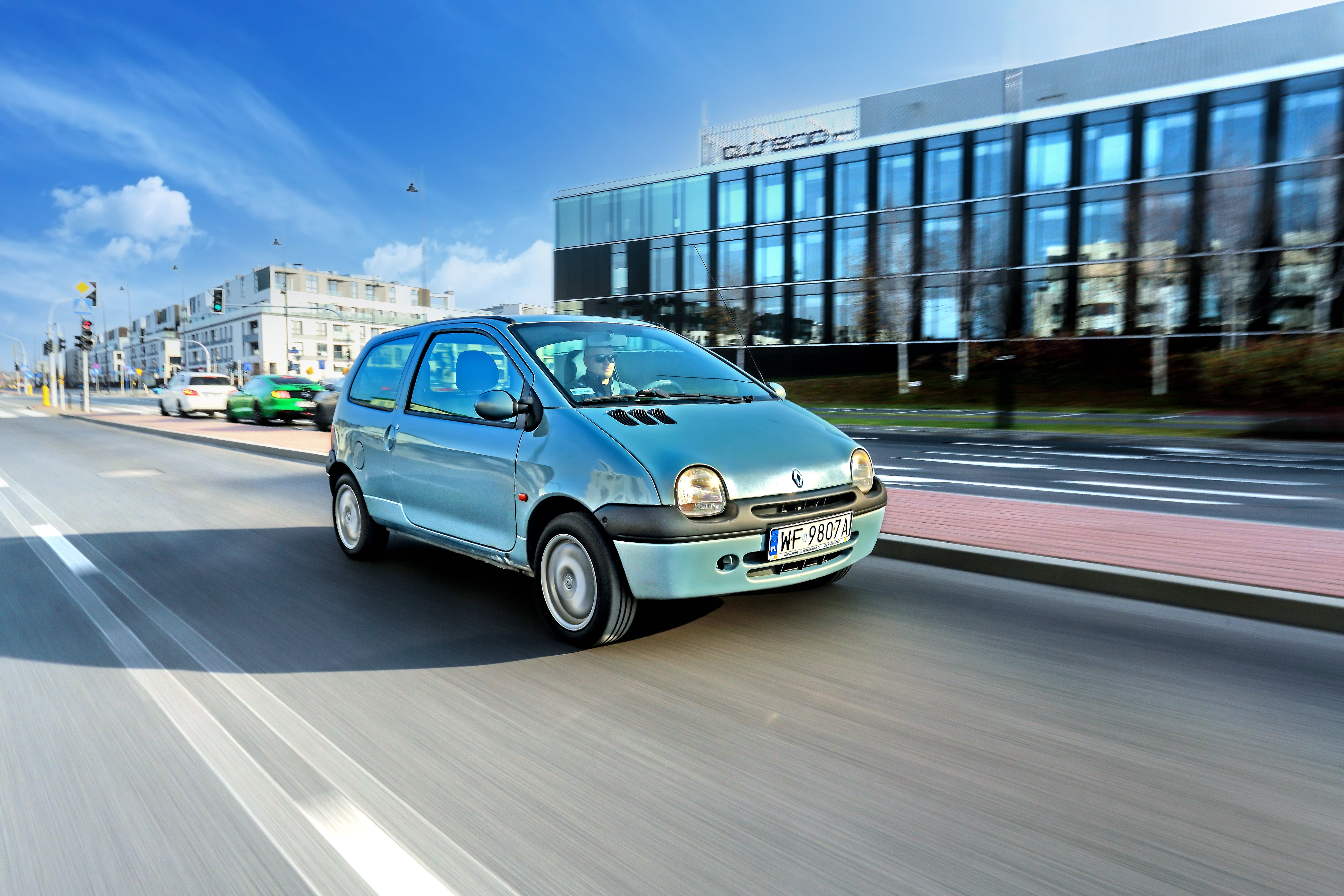 Renault Twingo I przód i bok w ruchu