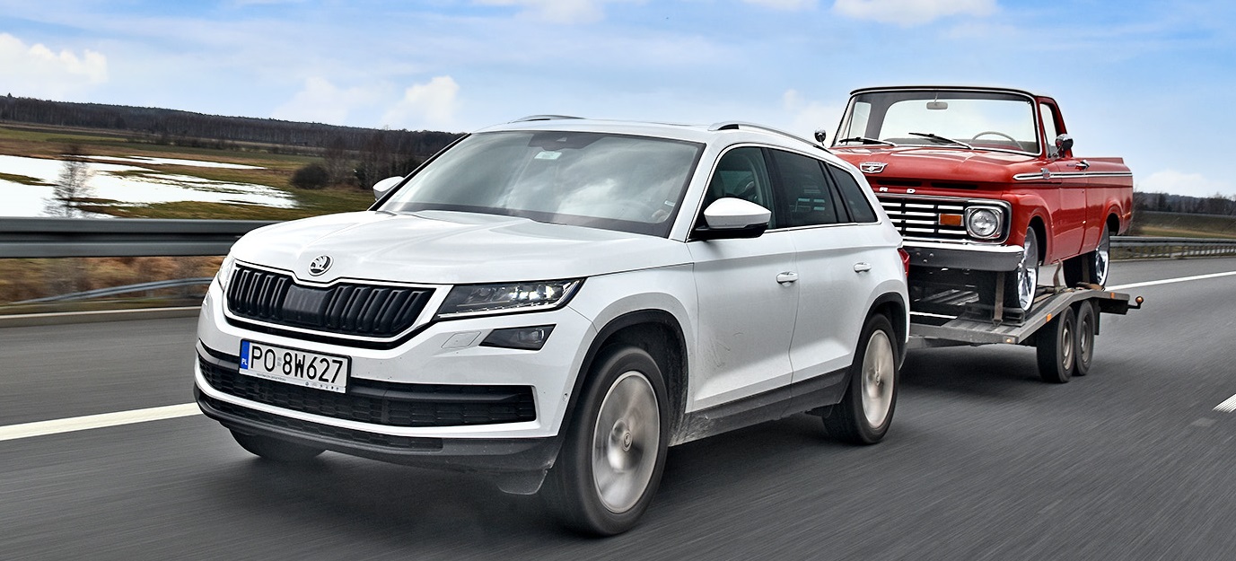 Skoda_kodiaq_ciagnie_zabytkowego_pickupa
