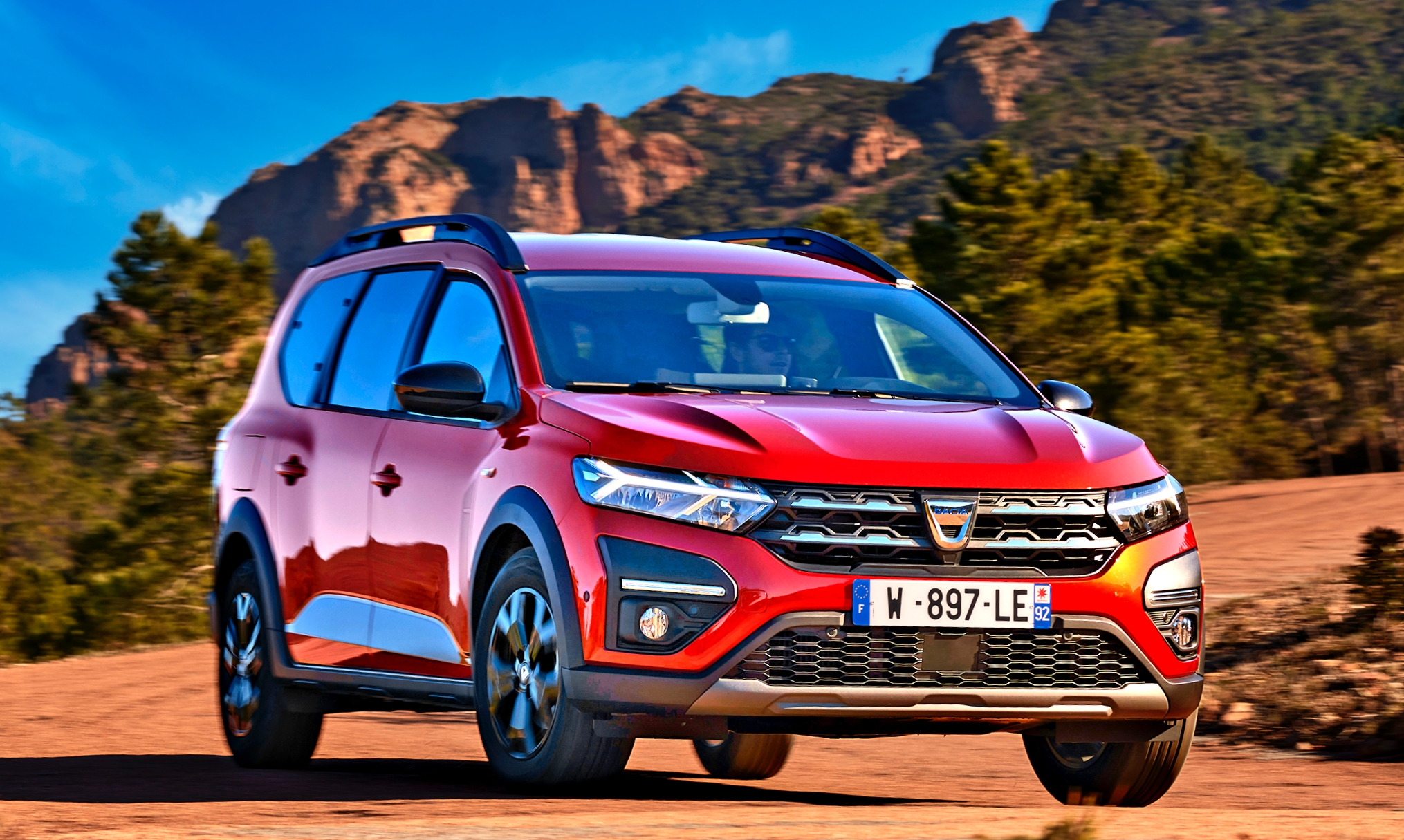 Dacia Jogger przód i bok na szutrze