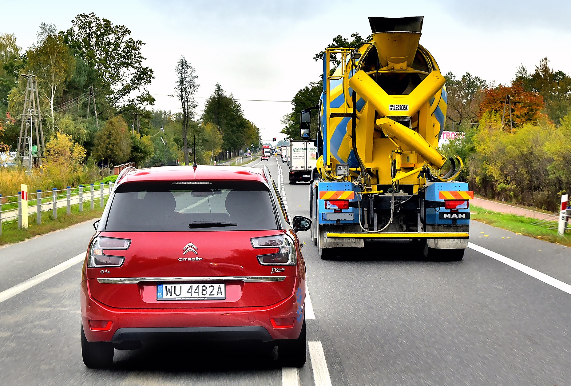 citroen_wyprzedza_betoniarke