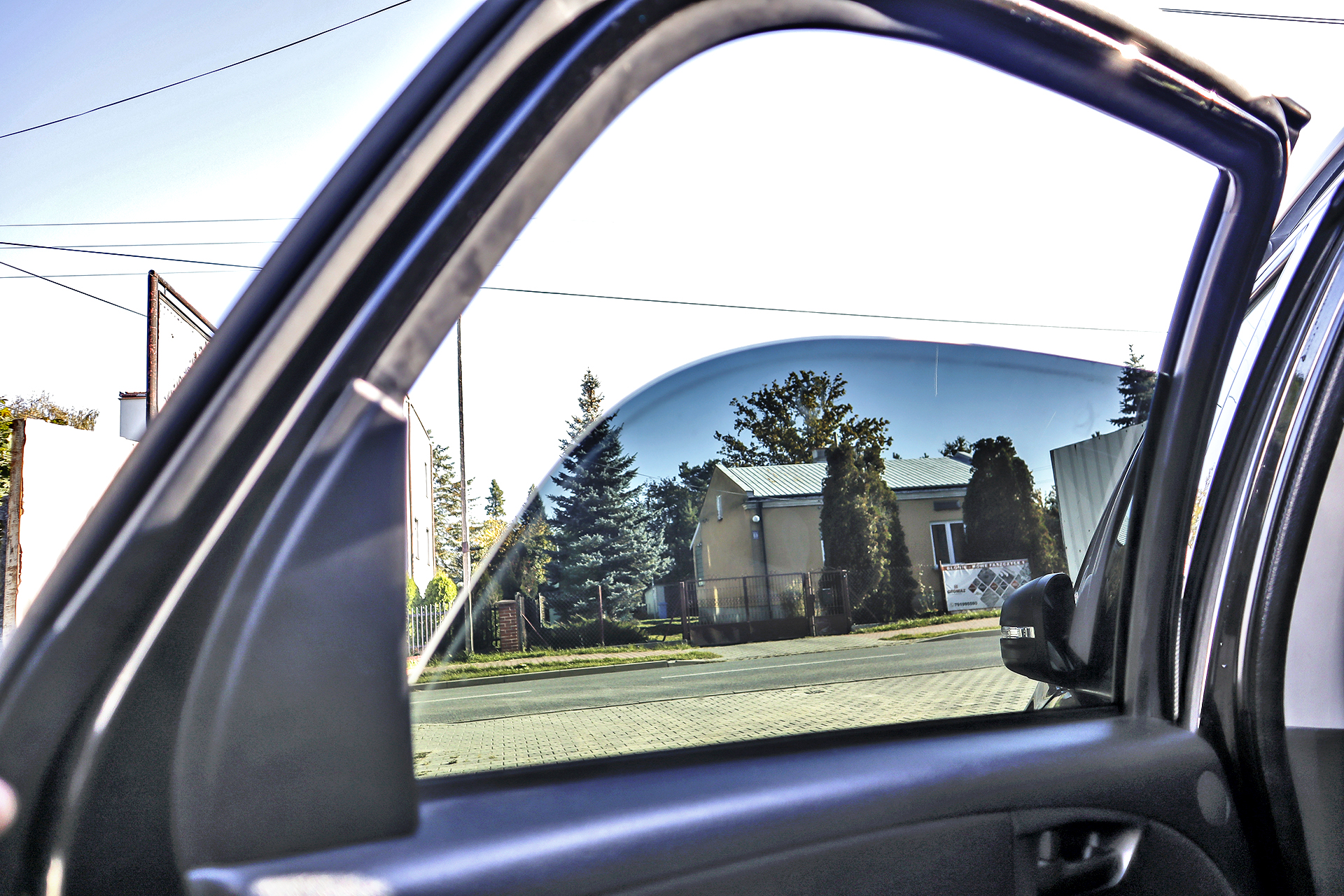 szyba przyciemniana w aucie