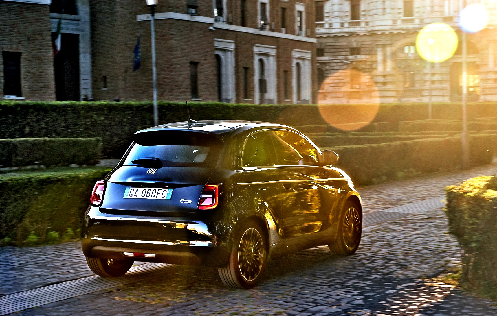 Fiat 500 tył i bok w słońcu