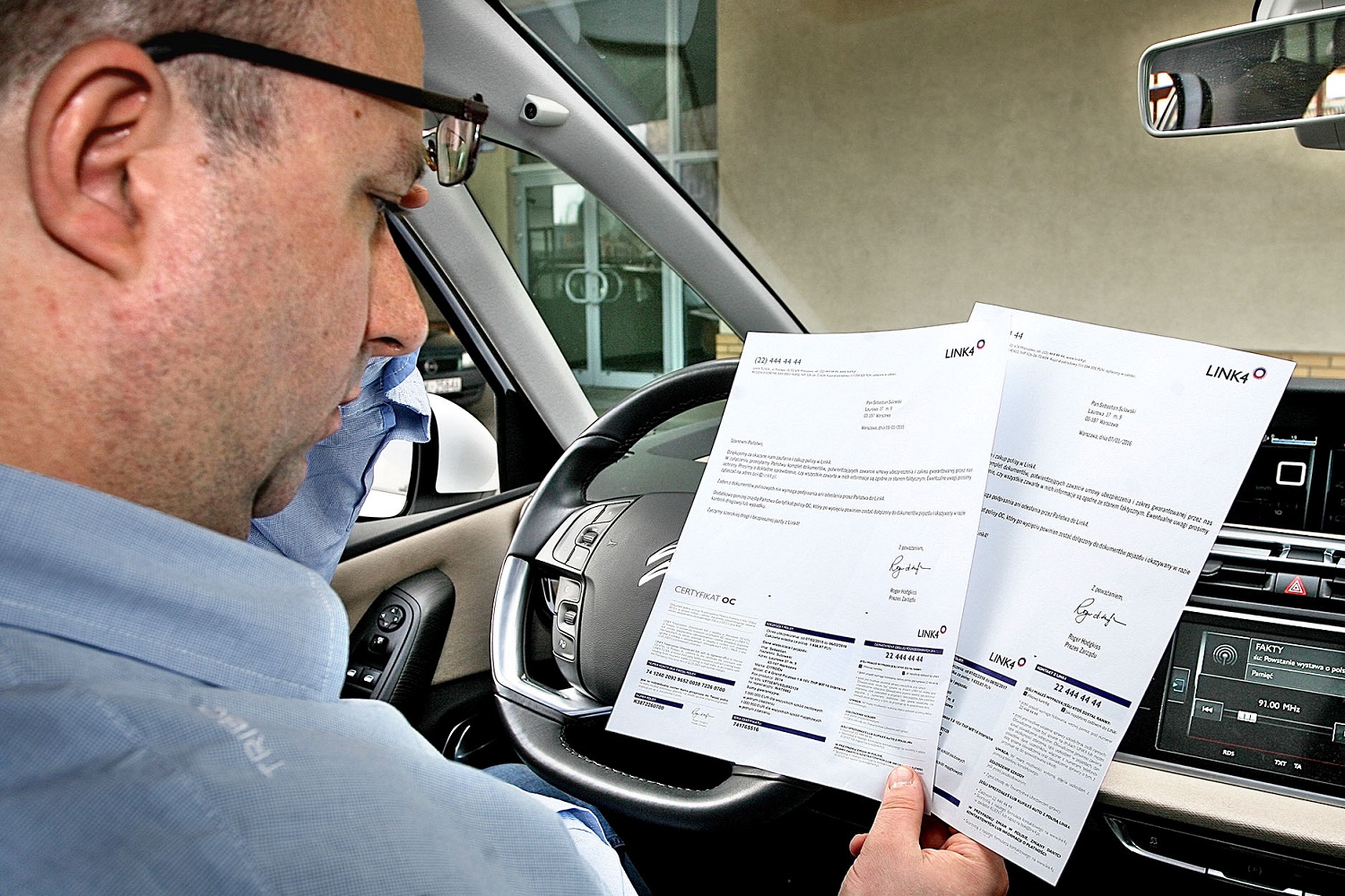 kierowca_sprawdza_polise