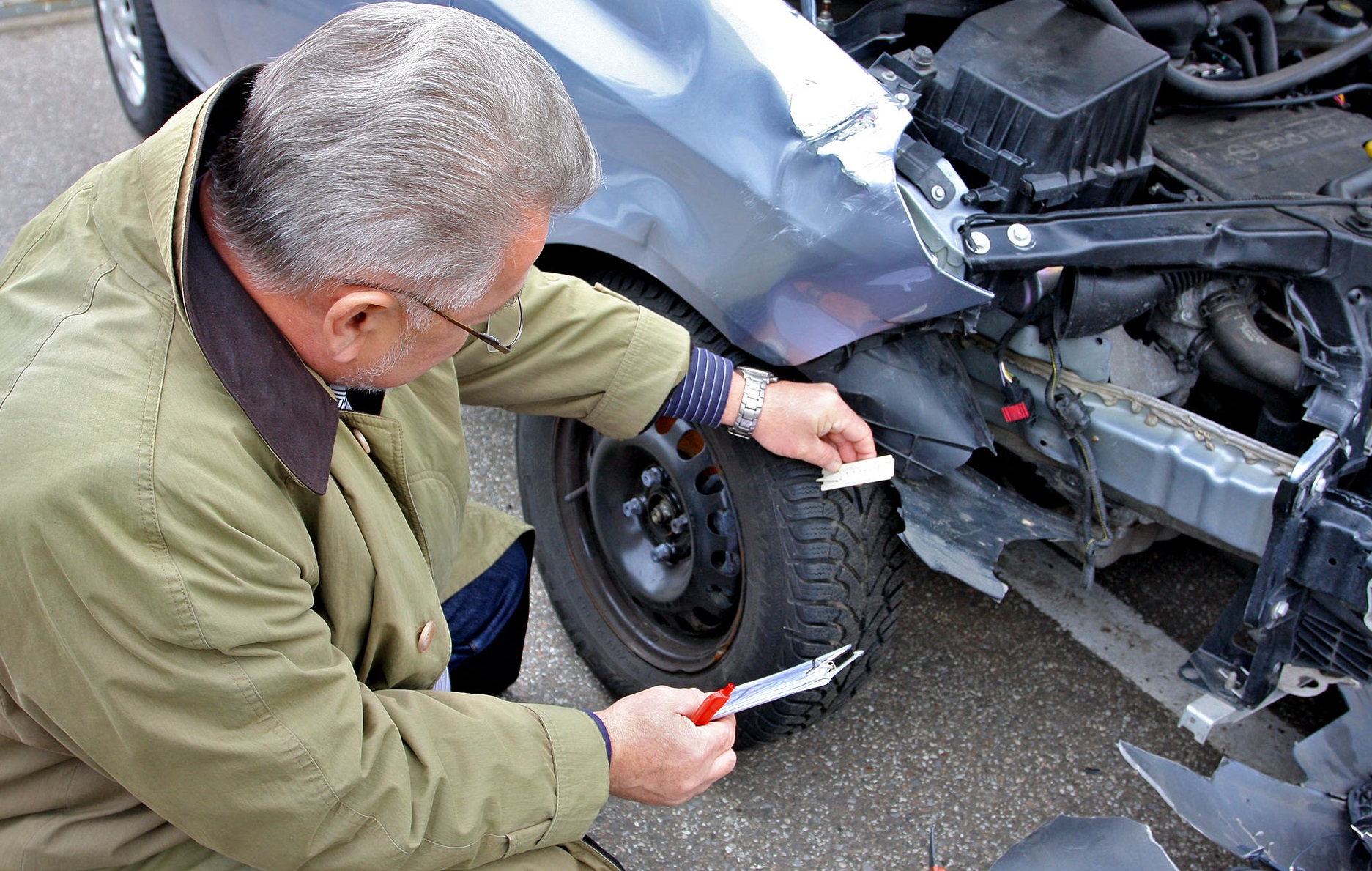 rzeczoznawca_sprawdza_rozbite_auto