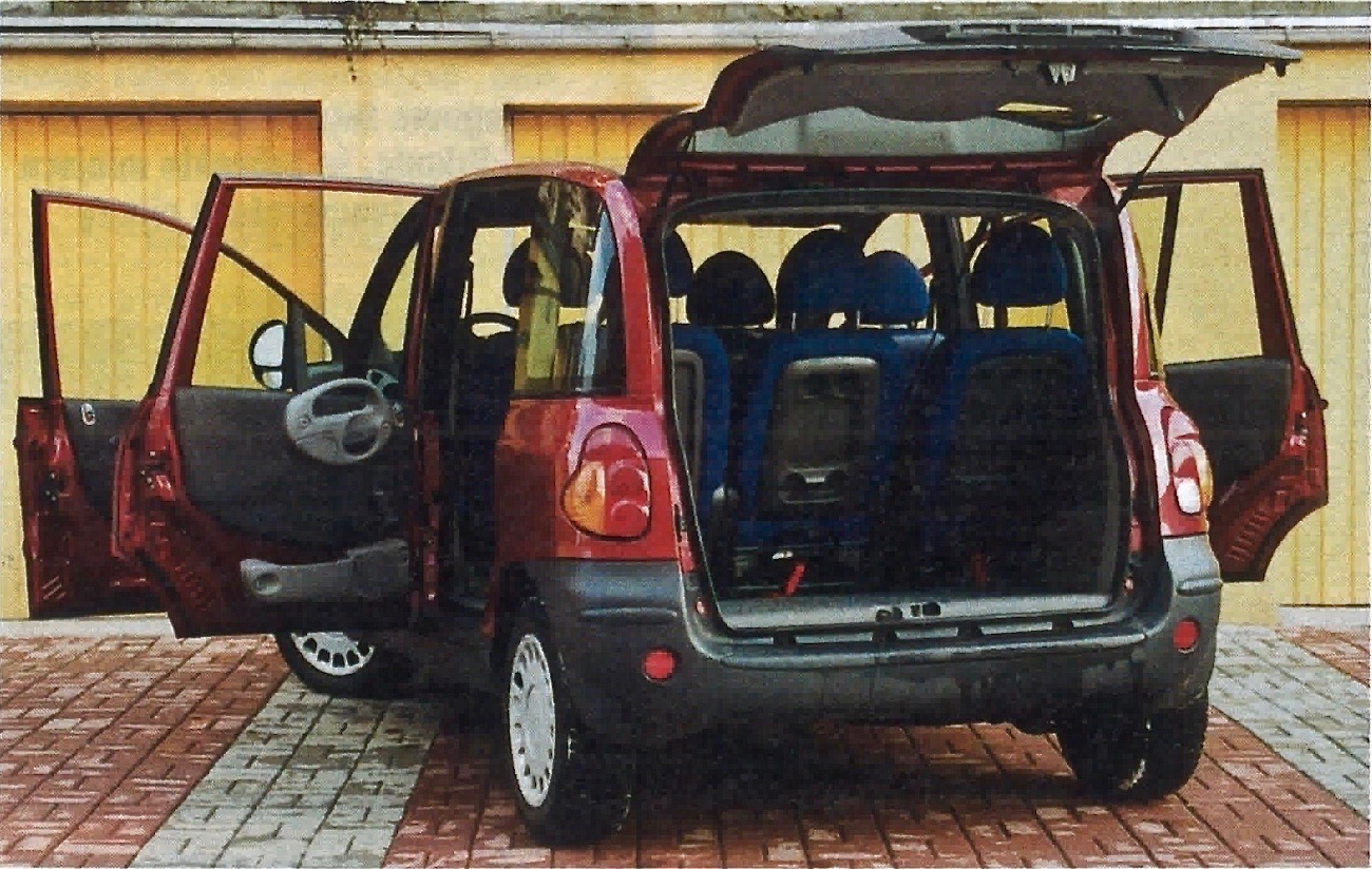 Fiat Multipla tył z otwarymi drzwiami i bagażnikiem