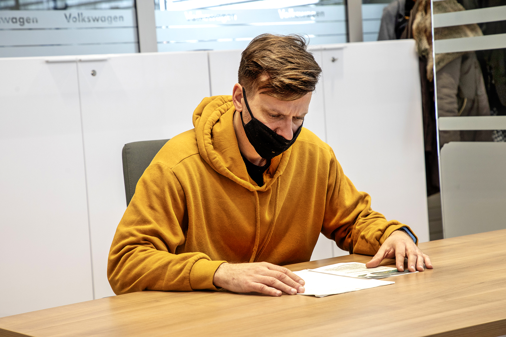 mężczyzna czyta umowę leasingu