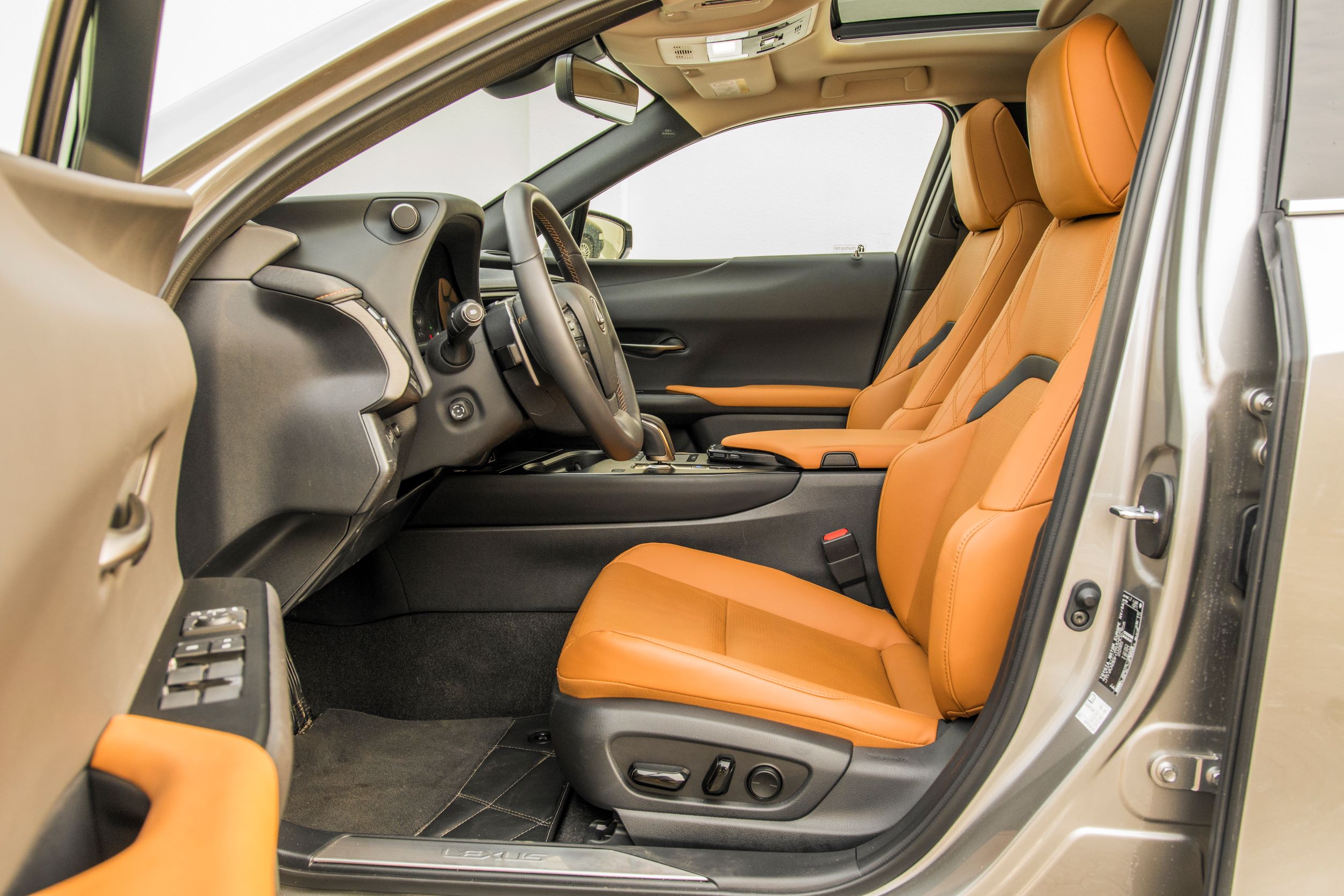 Lexus UX 300e - fotele