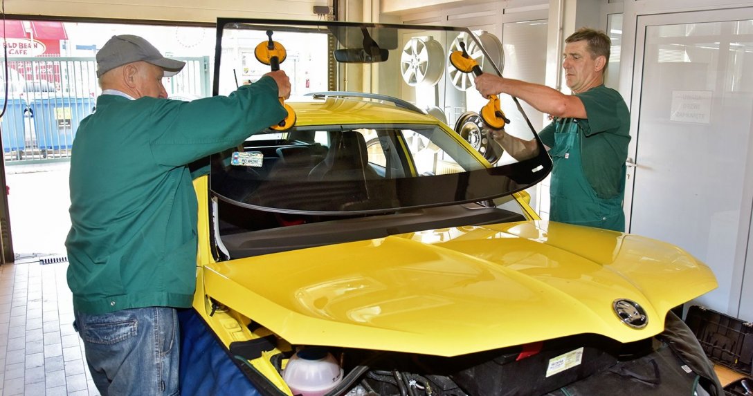 samochód w warsztacie podczas montażu szyby