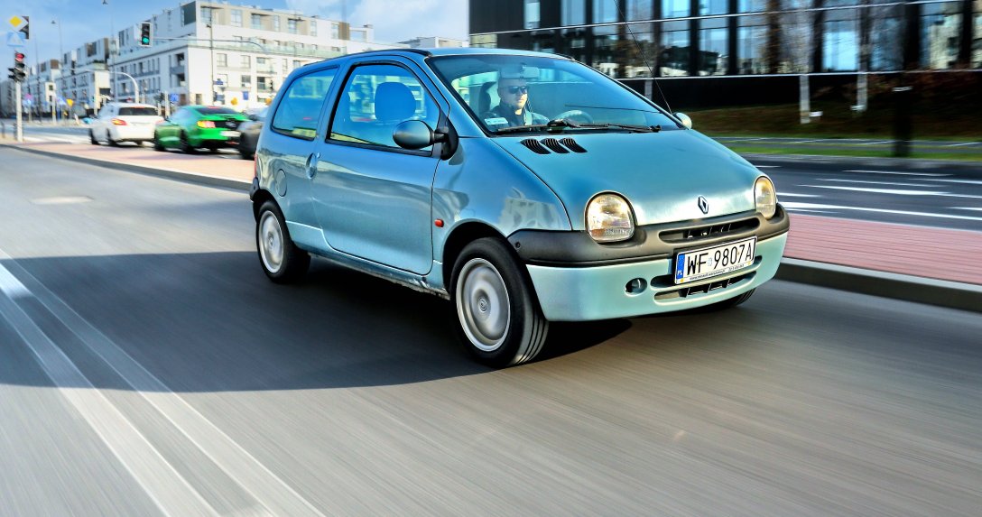 Renault Twingo I przód i bok w ruchu w mieście