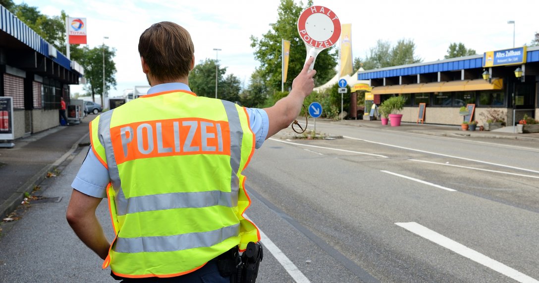 Niemiecki policjant zatrzymuje auto