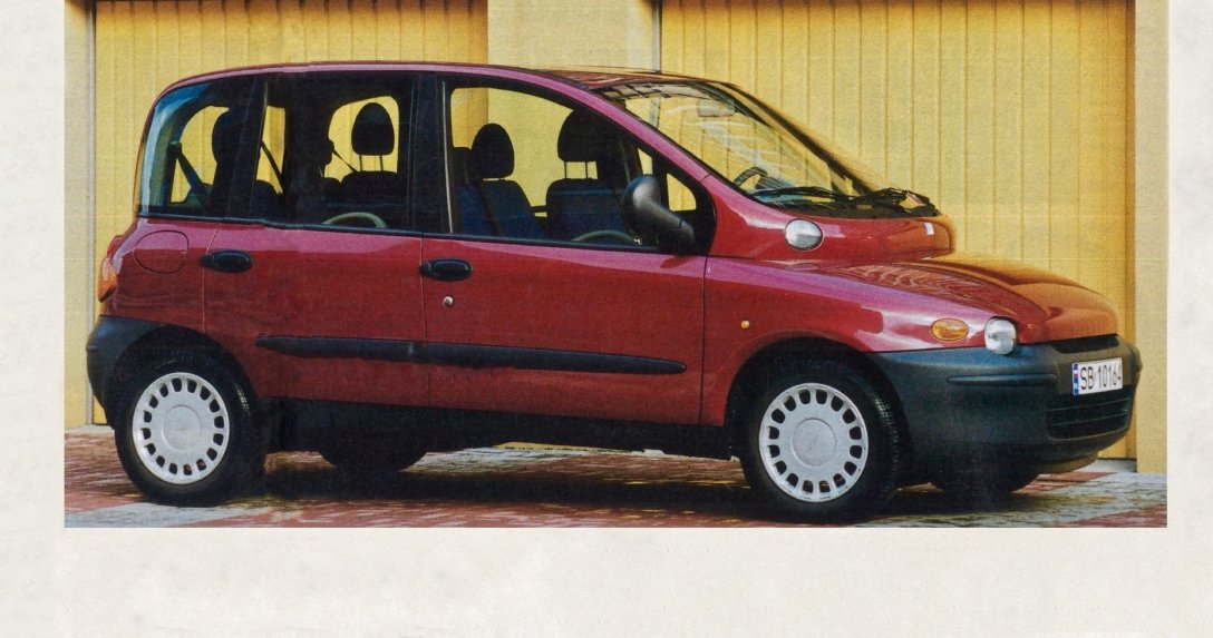 Fiat Multipla zaparkowany przed garażem bok