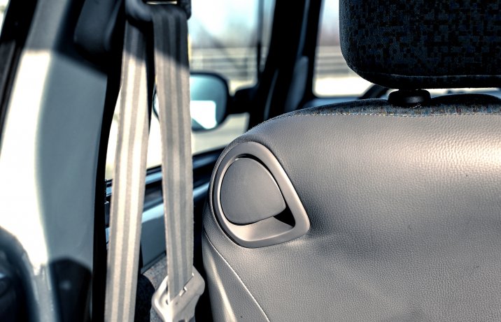 Renault Twingo – uchwyt w oparciu fotela