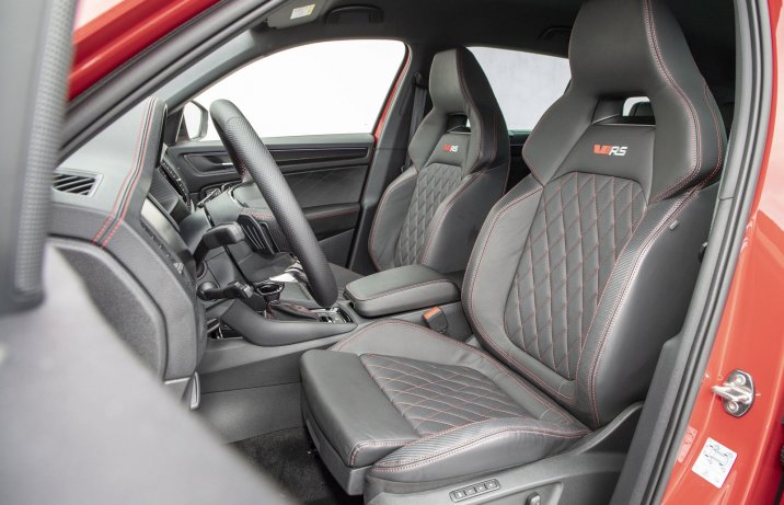 Skoda Kodiaq RS (2022) – przednie fotele