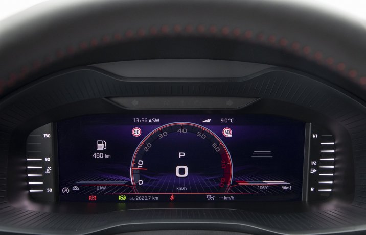 Skoda Kodiaq RS (2022) – cyfrowe zegary, tryb sportowy