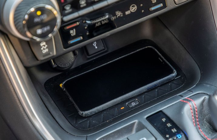 Toyota RAV4 Plug-in Hybrid - ładowarka indukcyjna