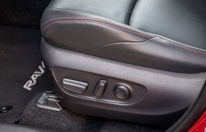 Toyota RAV4 Plug-in Hybrid - regulacja foteli