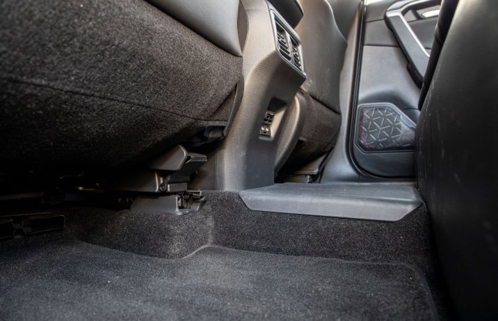 Toyota RAV4 Plug-in Hybrid - tunel centralny