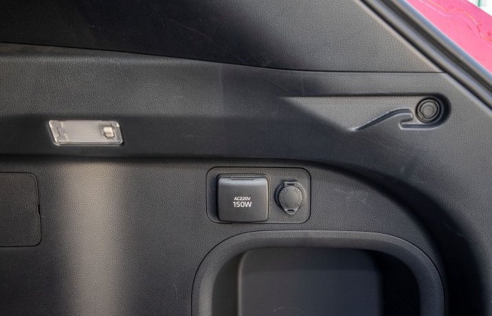 Toyota RAV4 Plug-in Hybrid - burta bagażnika