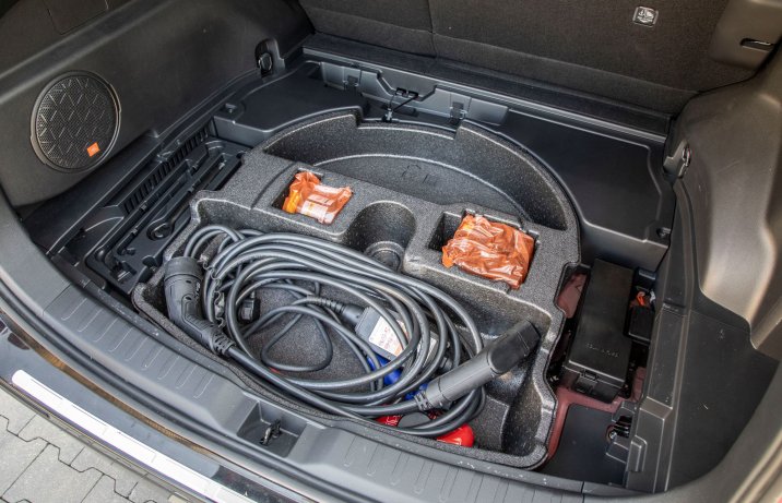 Toyota RAV4 Plug-in Hybrid - pod dnem bagażnika