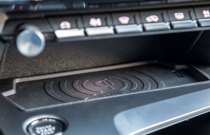 Peugeot 308 - ładowarka indukcyjna