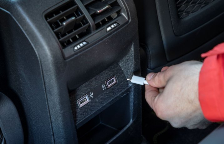 Peugeot 308 - wejścia USB-C