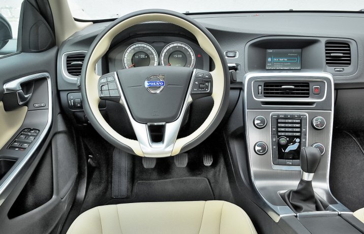 Volvo S60 II – deska rozdzielcza