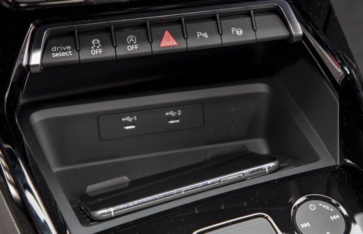 Audi RS 3 Sportback (2022) – ładowarka indukcyjna