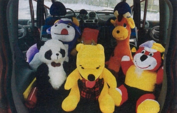 Fiat Multipla bagażnik z maskotkami, złożone tylne fotele