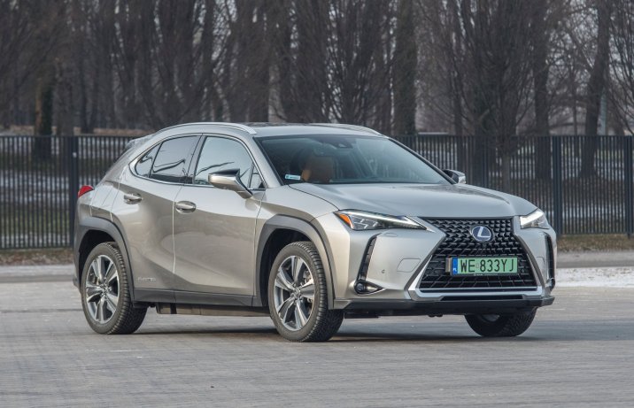 Lexus UX 300e - przód