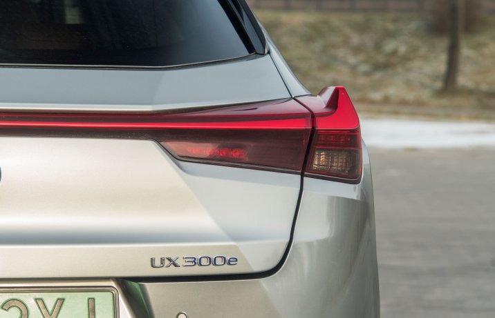 Lexus UX 300e - światło