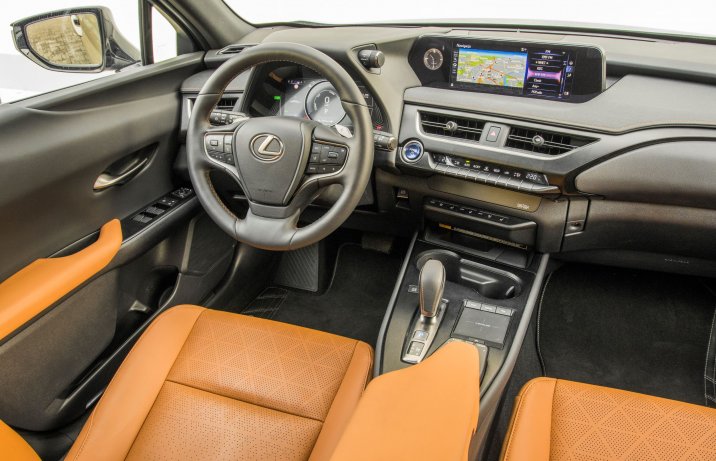 Lexus UX 300e - kokpit