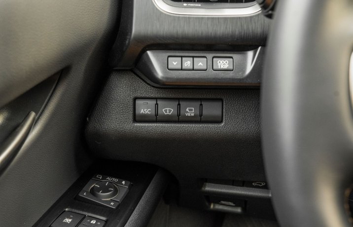 Lexus UX 300e - przyciski