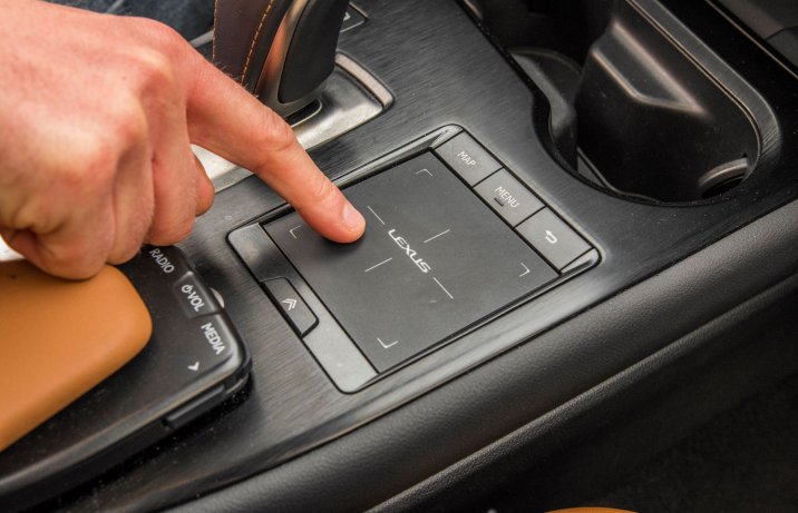 Lexus UX 300e - gładzik