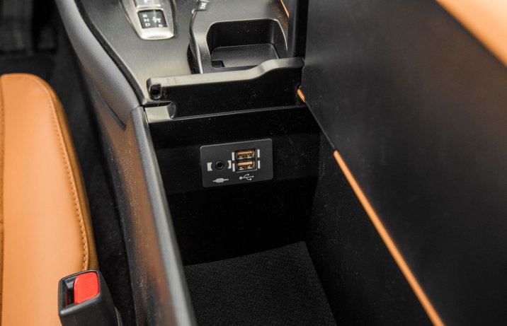 Lexus UX 300e - schowek