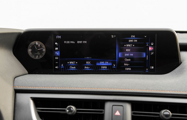 Lexus UX 300e - ekran centralny