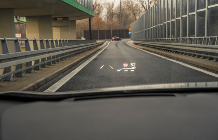 Lexus UX 300e - ekran head-up