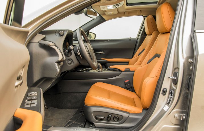 Lexus UX 300e - fotele