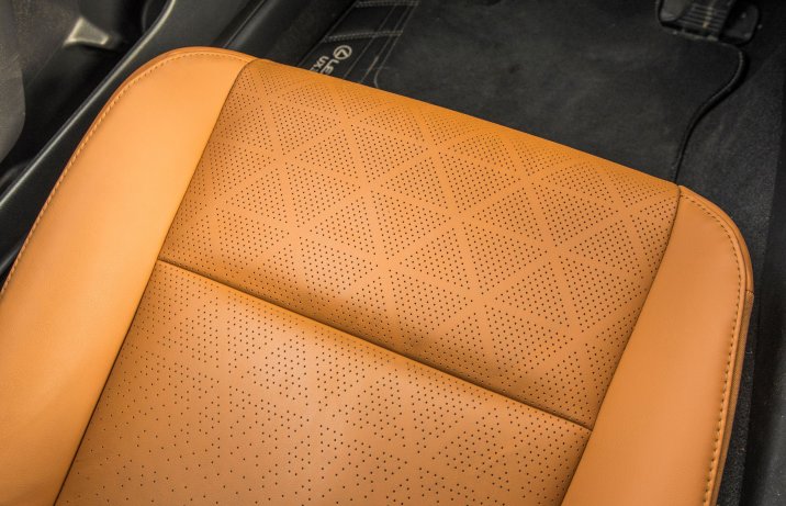 Lexus UX 300e - skóra