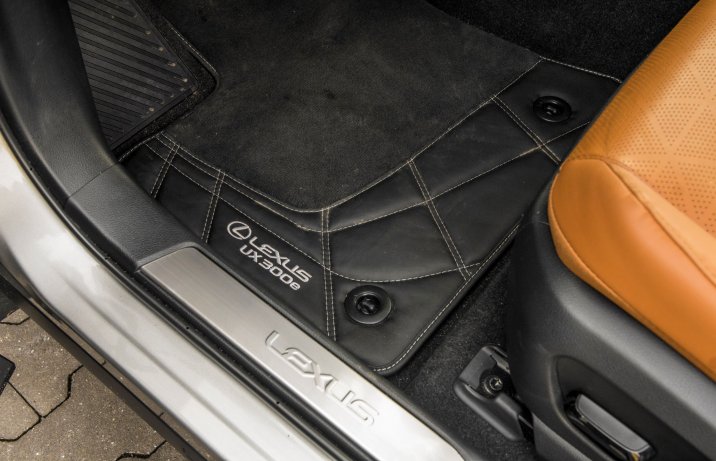 Lexus UX 300e - dywanik