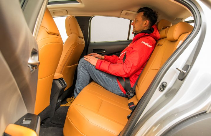 Lexus UX 300e - kanapa