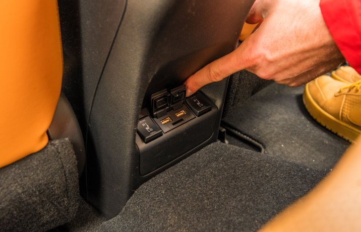 Lexus UX 300e - gniazdka z tyłu