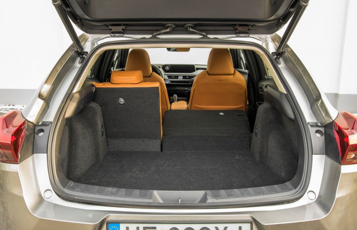 Lexus UX 300e - złożone oparcie